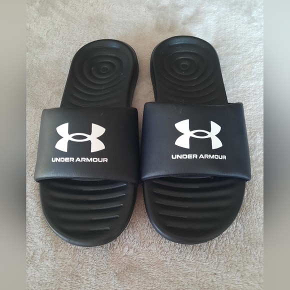 Under Armor Brand Slides sz 8 Women's Sandels in Great Condition - Picture 2 of 4